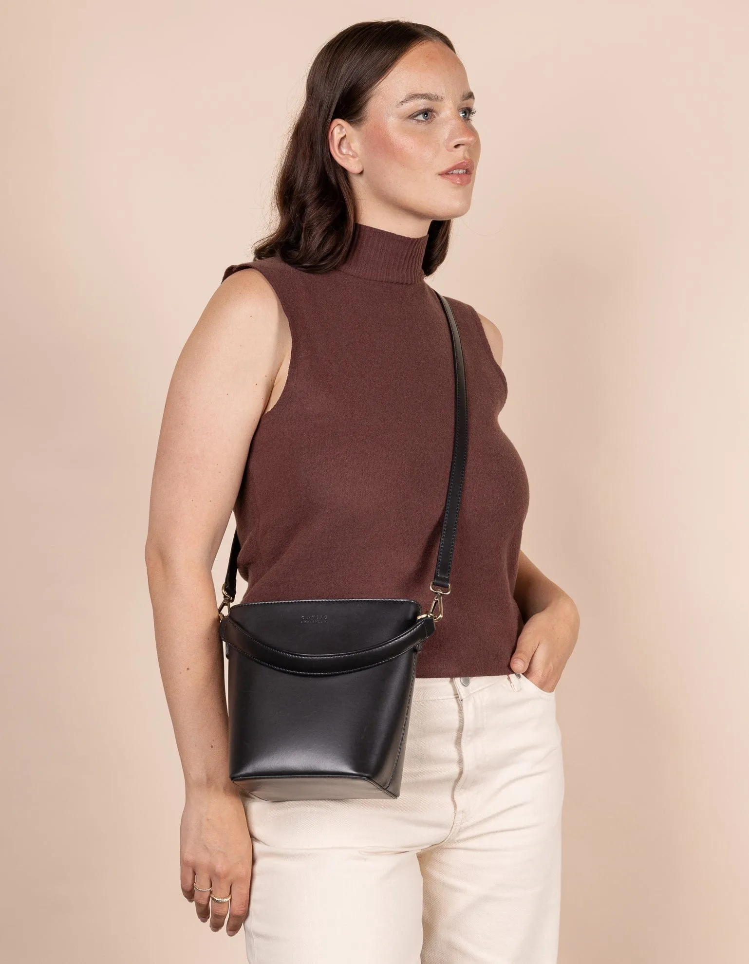 Bobbi Apple Leather Midi Vegan Bucket Bag | Black