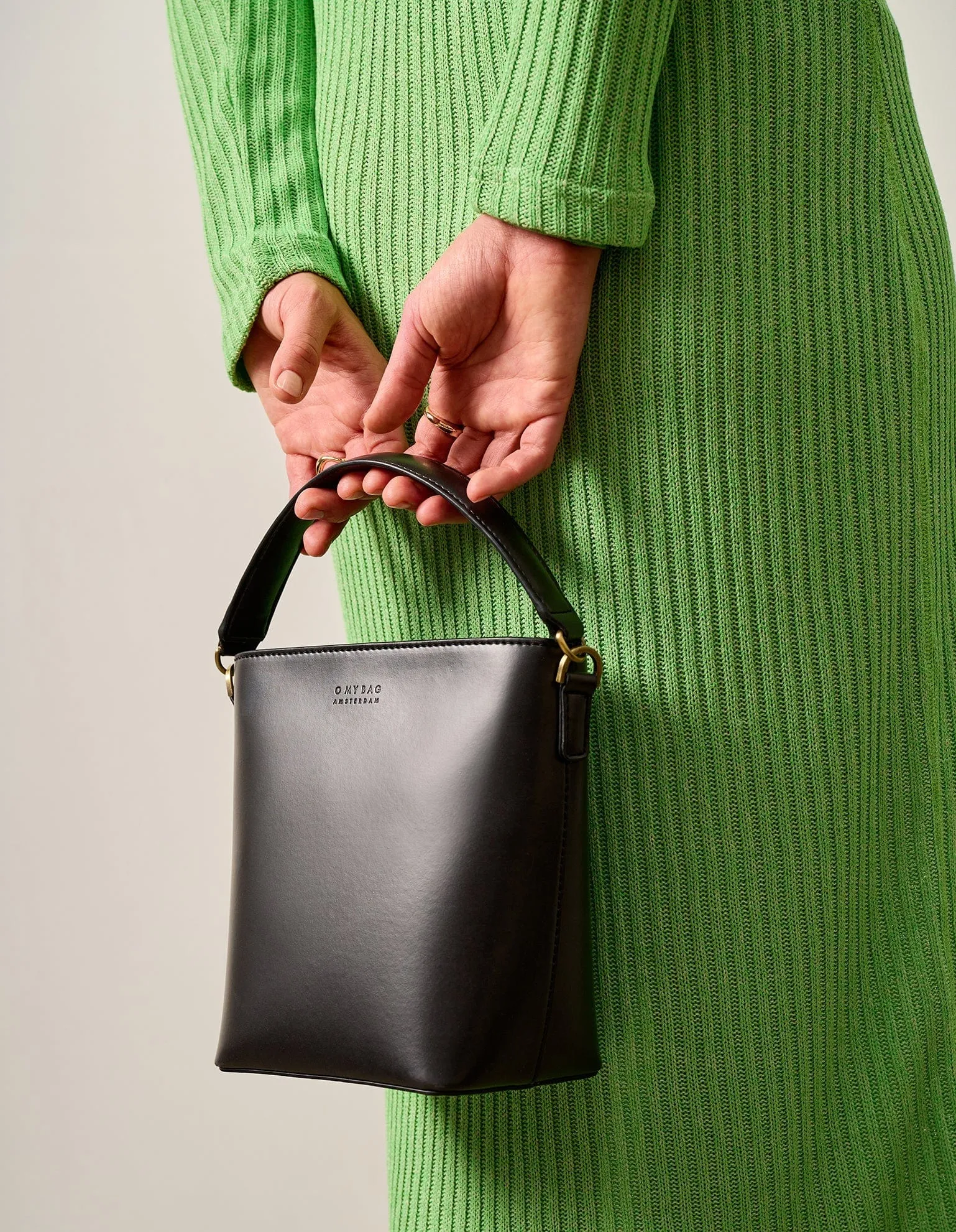 Bobbi Apple Leather Midi Vegan Bucket Bag | Black