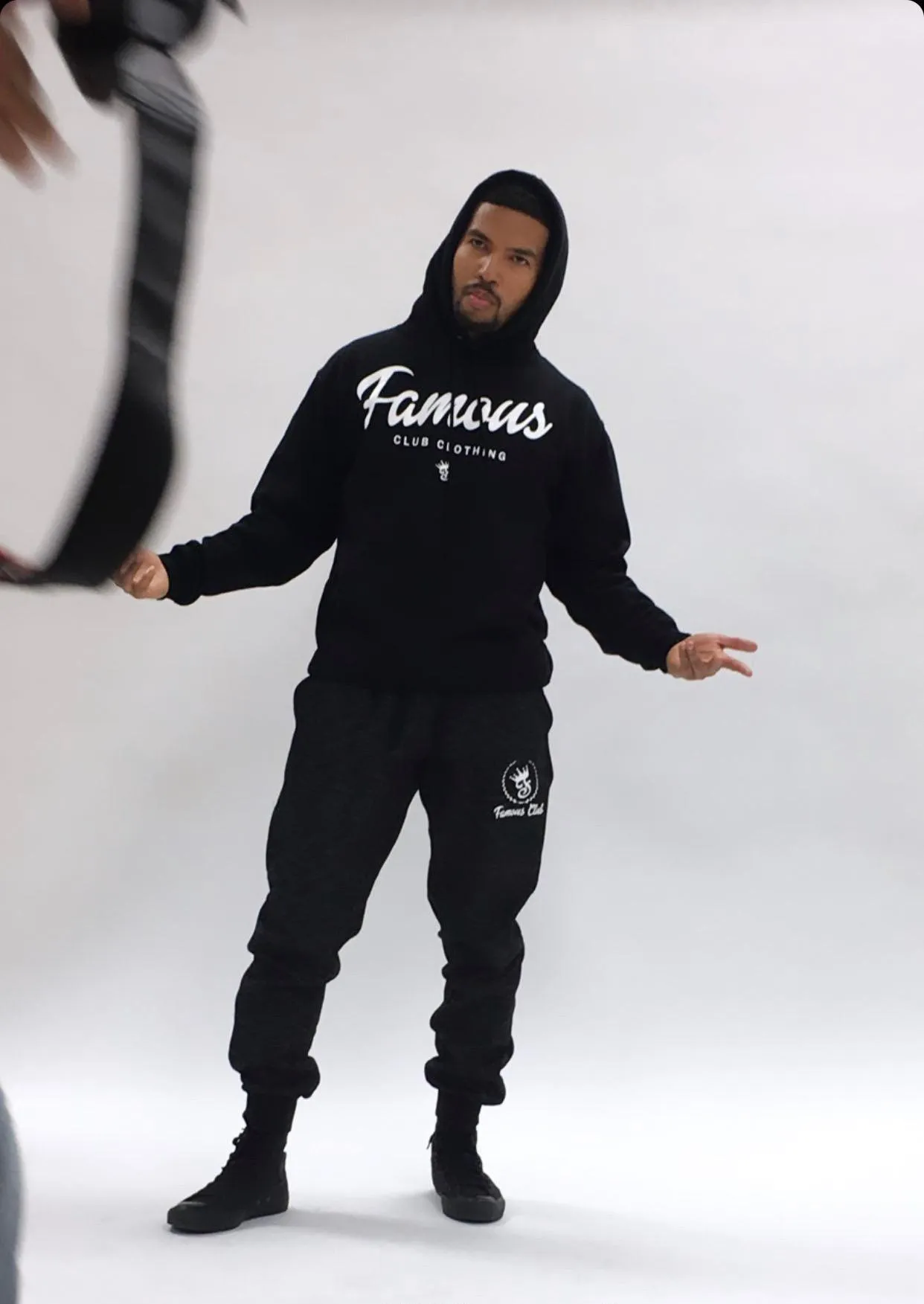 FAMOUS SCRIPT HOODIE (BLK/RYL)